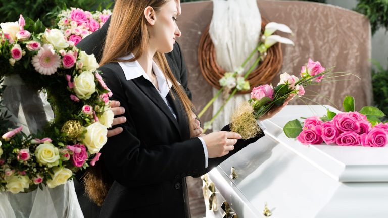 Jakie dokumenty są potrzebne przy organizacji pogrzebu?